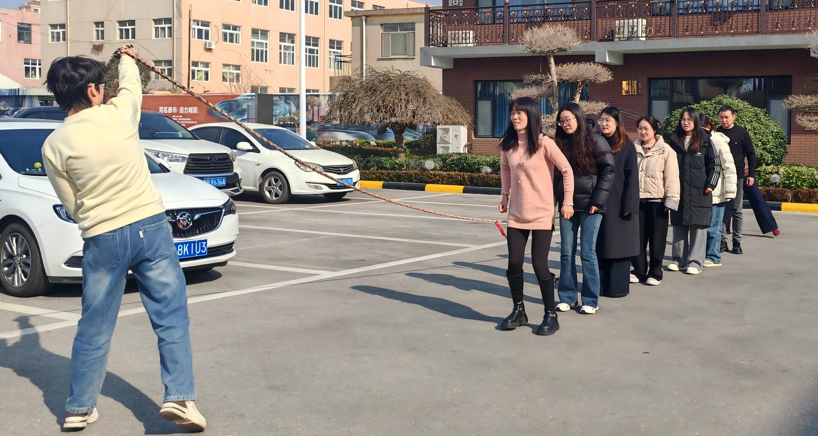 Maotong drží zábavné přetahování a švihadlo