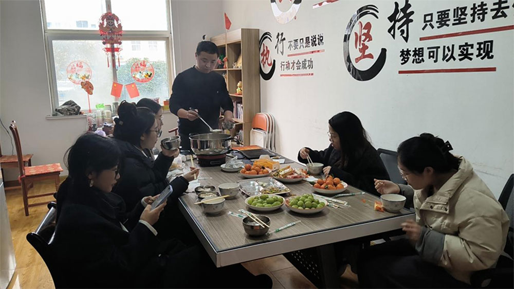 Oběd na festivalu lucerny: Tangyuan a týmové vibrace v kanceláři